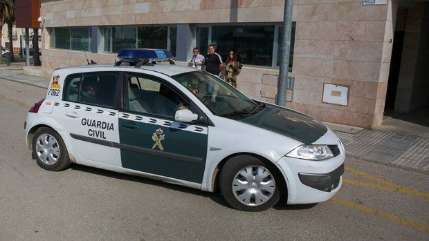 Una mujer herida tras ser apuñalada por la espalda en plena calle en Benajarafe