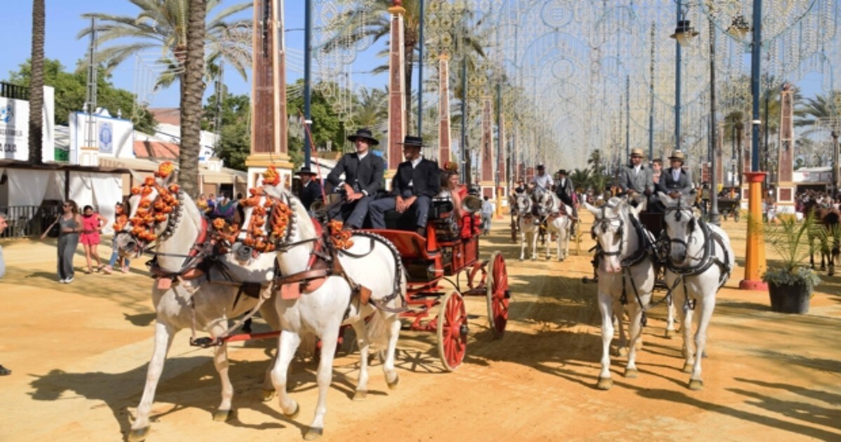 Enganches de caballos desfilan por el González Hontoria