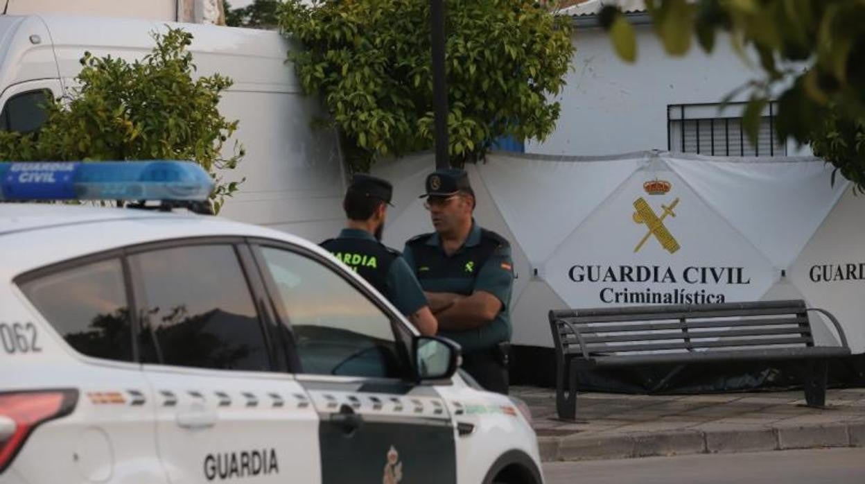 Agentes de la Guardia Civil durante la investigación del crimen en La Chica Carlota