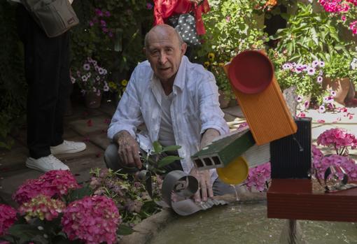 Manuel Cachinero, en la fuente de su patio de la calle de La Palma