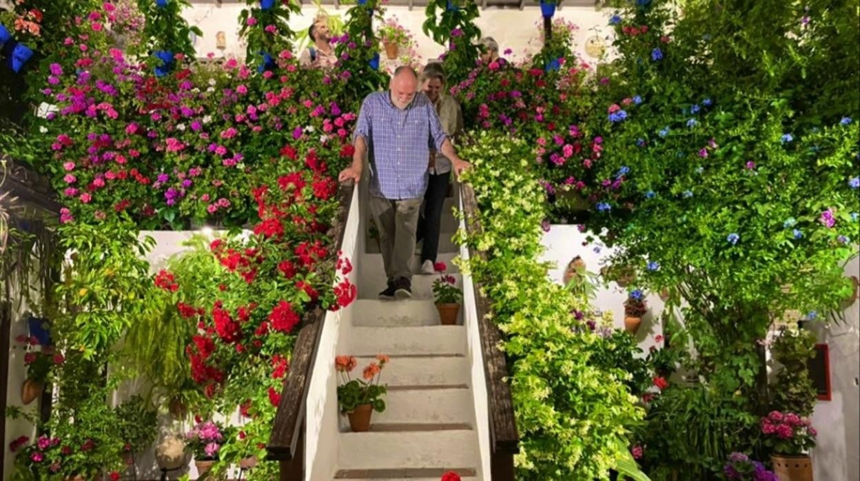 El chef José andrés baja por la escalinata central del patio San Basilio, 44 de Córdoba