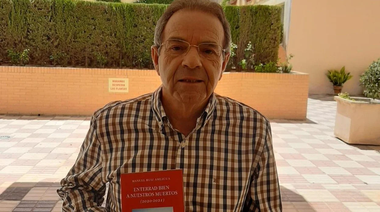Manuel Ruiz Amezcua, con el libro