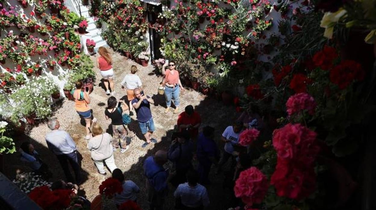 Turistas en un patio de Córdoba