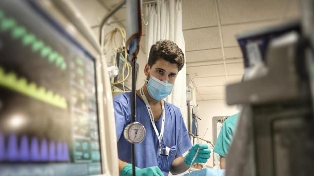 Un sanitario trabajando en el hospital de Córdoba