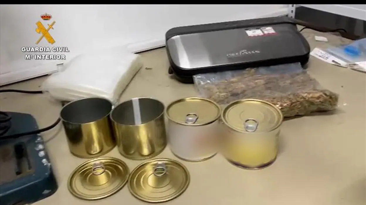 Algunas de las latas de conserva donde ocultaban la marihuana