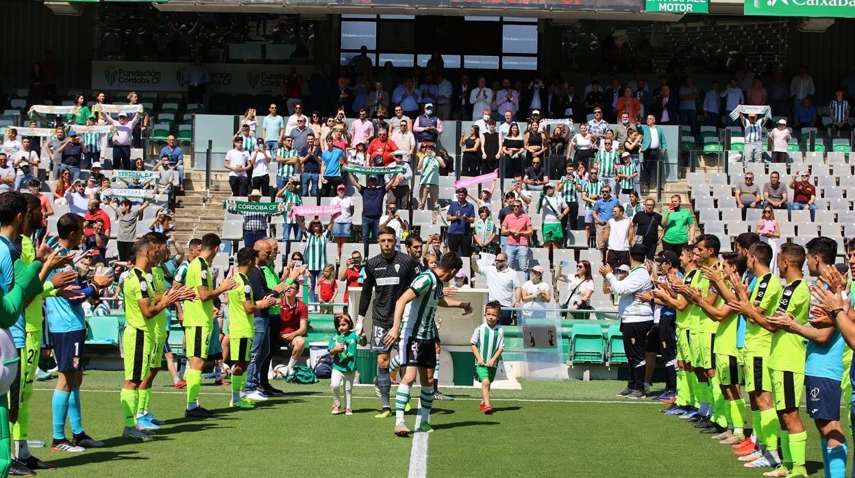 La afición observa en Tribuna el pasillo del Ceuta al Córdoba como campeón de liga