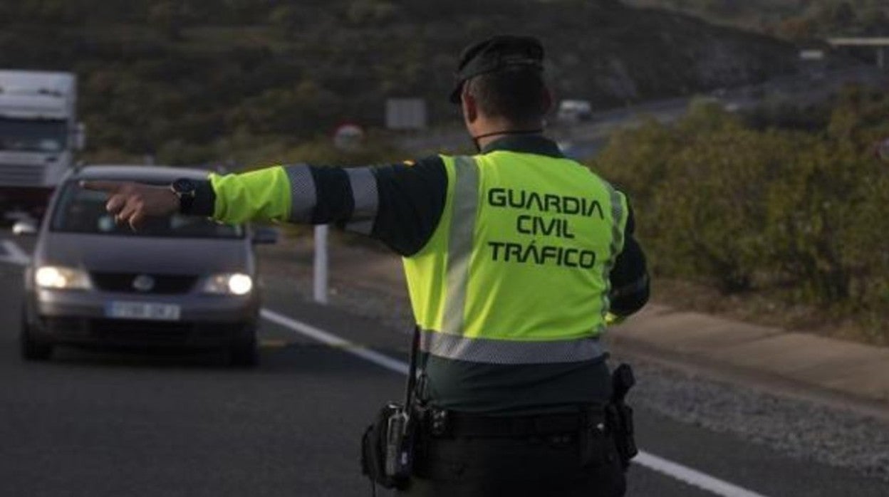 Un agente de la Guardia Civil de Tráfico, en una imagen de archivo