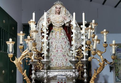 La Virgen, sobre el paso de la Divina Pastora