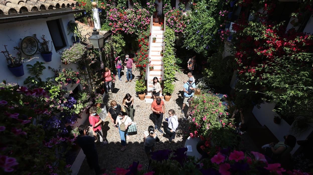 Turistas visitando uno de los patios participantes en la presente edición del Festival