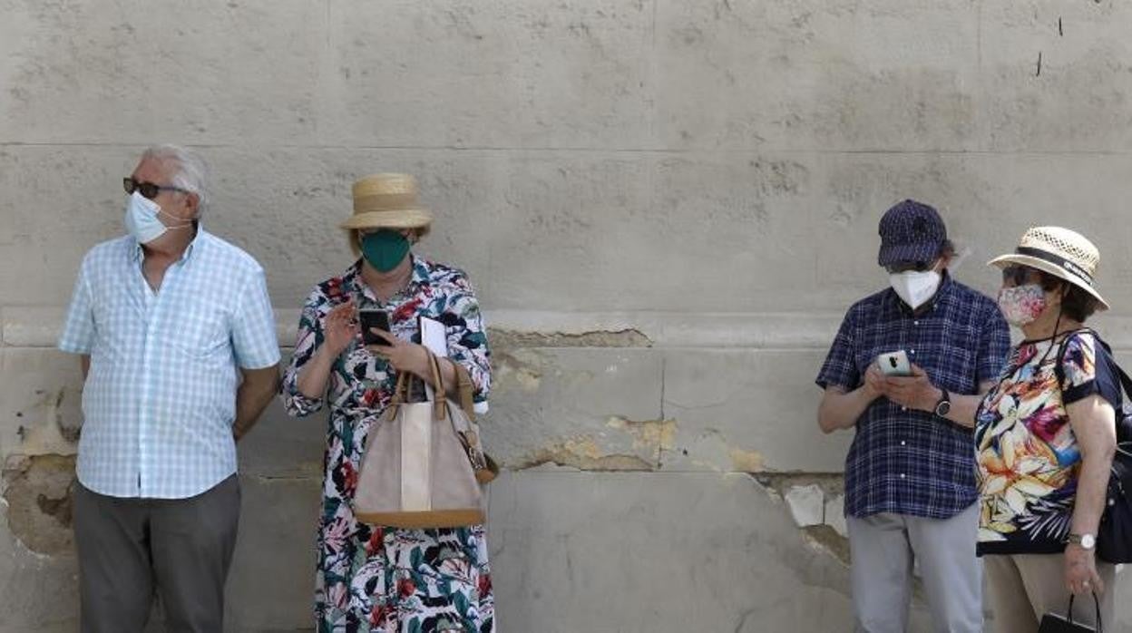 Turistas en una jornada calurosa en Córdoba