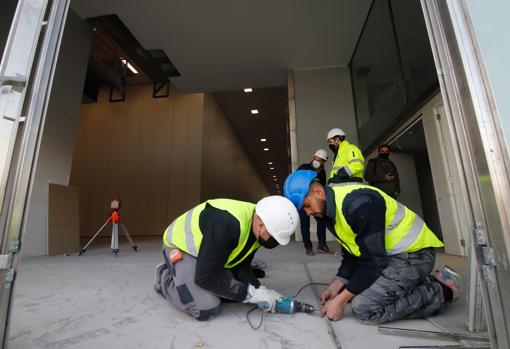 Obreros, trabajando en el Centro de Ferias y Convenciones de Córdoba