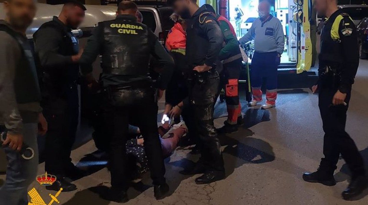 Imagen de los agentes tras detener a la mujer