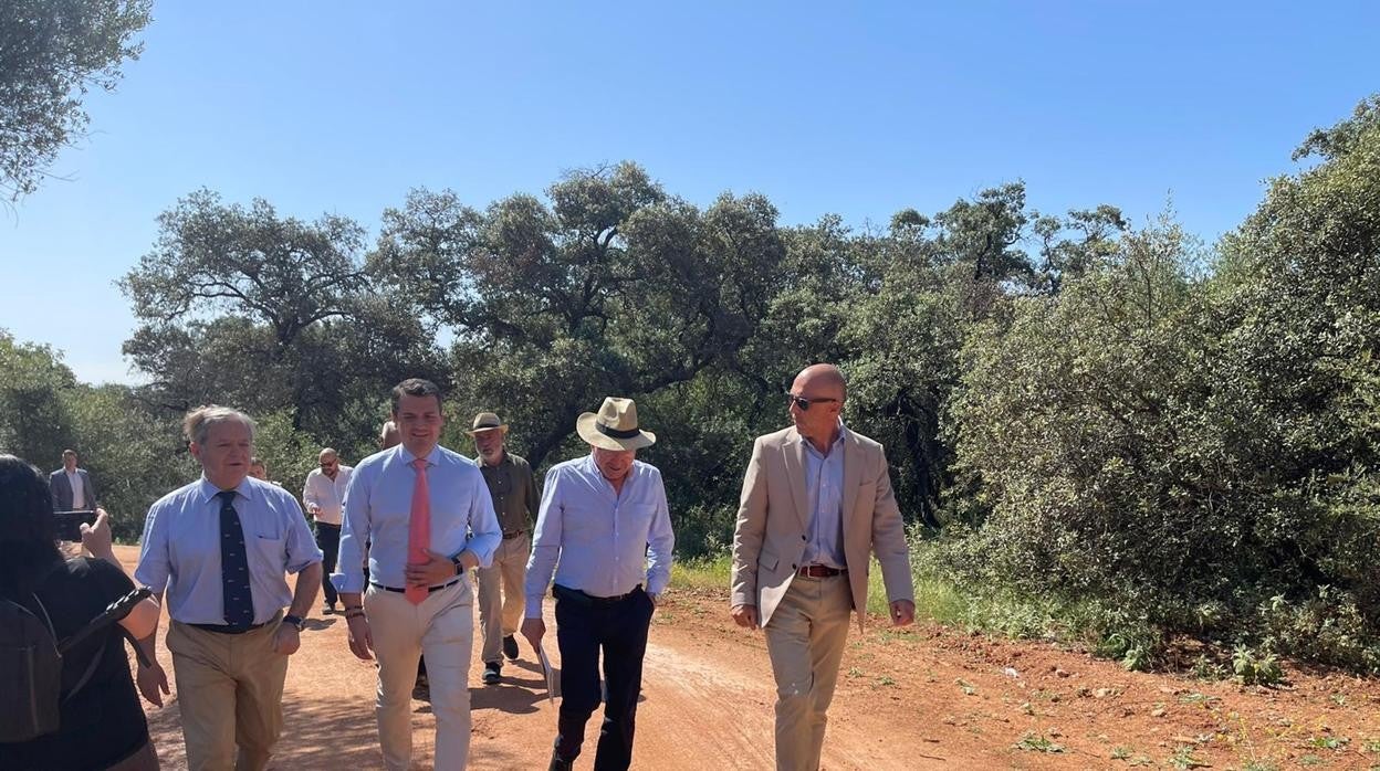 El alcalde de Córdoba, José María Bellido junto a Salvador Fuentes en su visita a El Patriarca