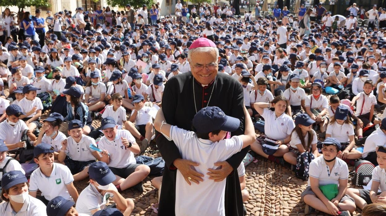 Un niño le da un efusivo abrazo al obispo de Córdoba, Demetrio Fernández