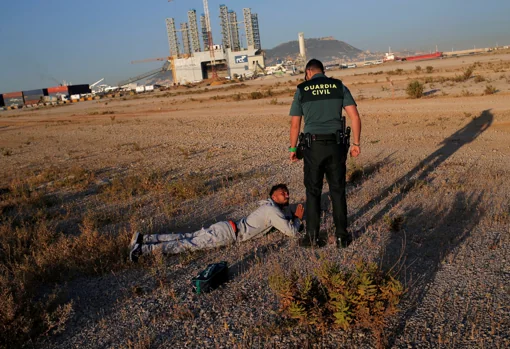 Un inmigrante suplica a un Guardia Civil tras pisar suelo español