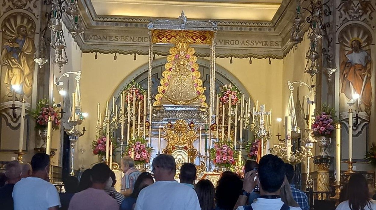 Pacientes y miembros de Proyecto Hombre visitan la Virgen del Rocío