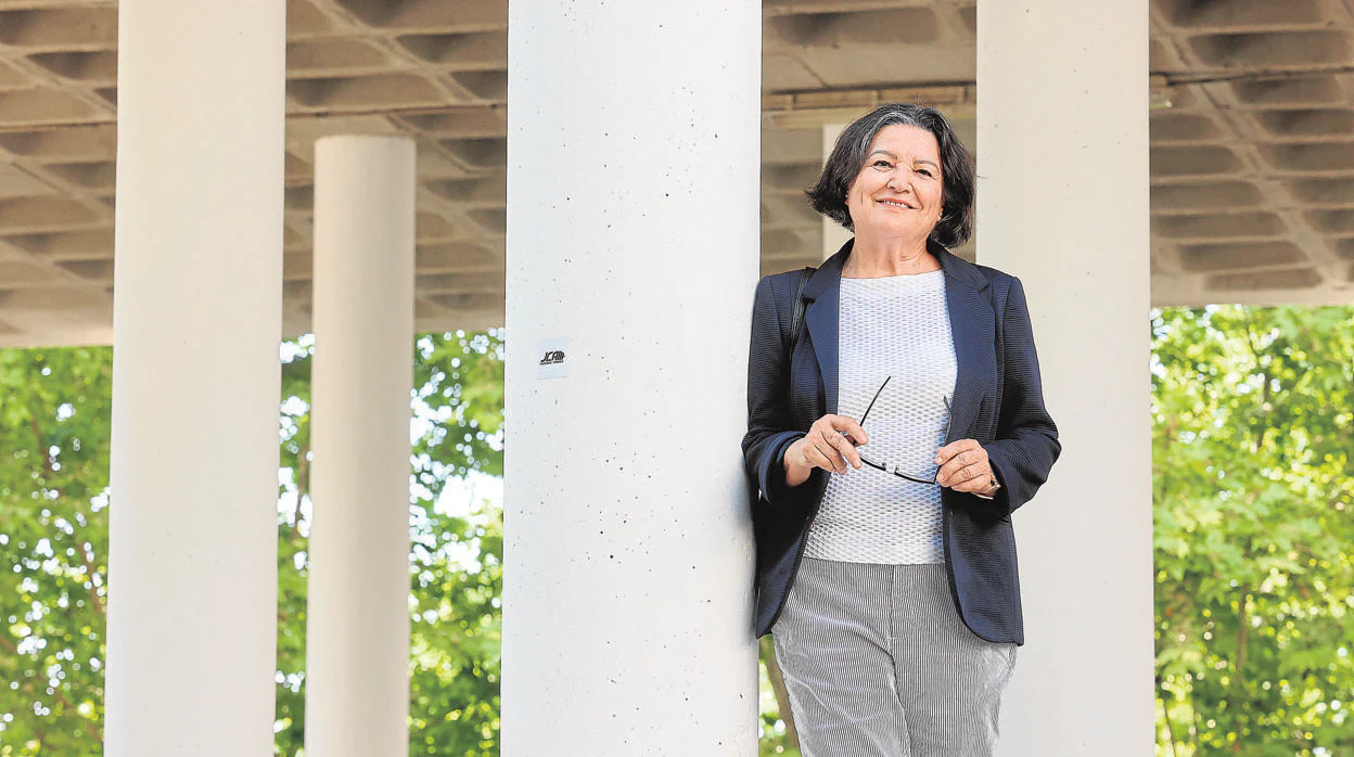 Rosario Ortega posa en el vestíbulo de la Facultad de Ciencas de la Educación
