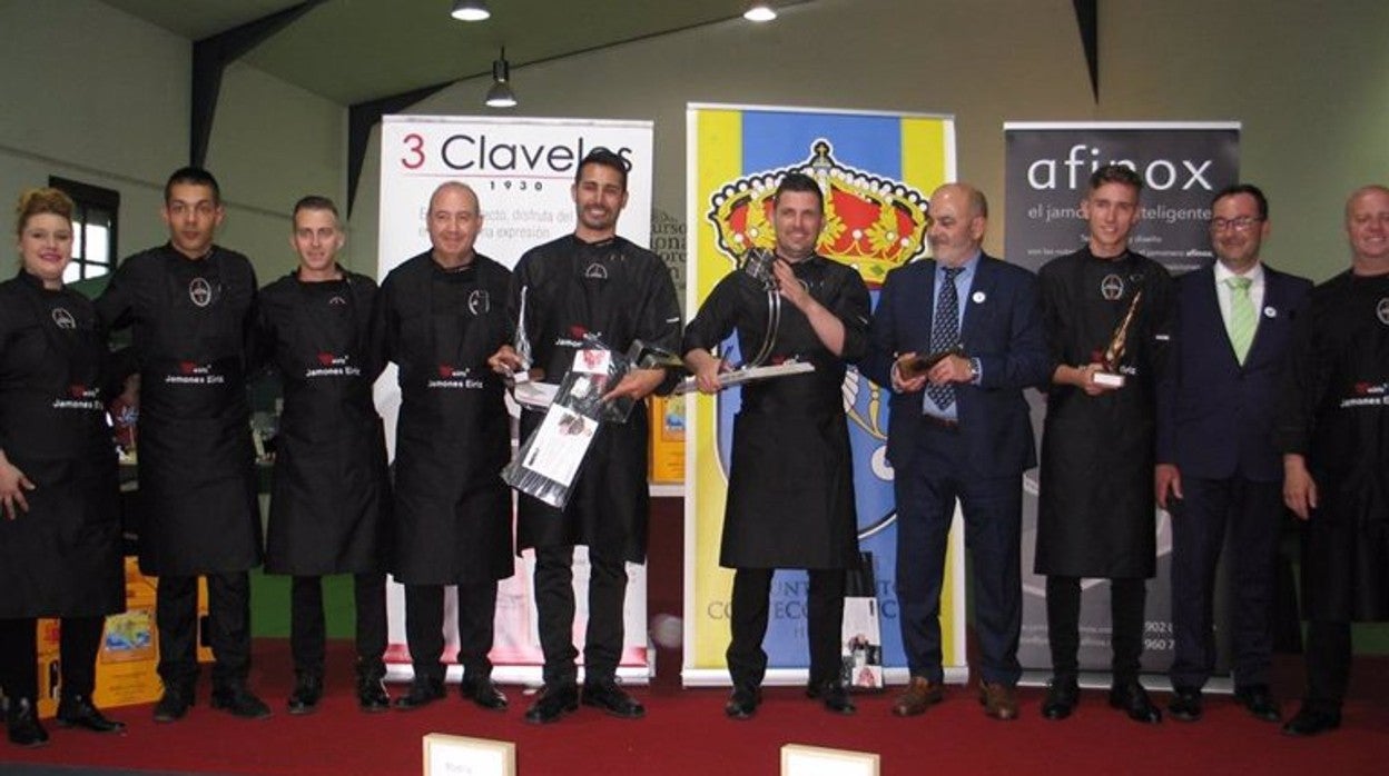 Los tres ganadores, con sus trofeos, junto a otros concursantes, en la entrega de premios