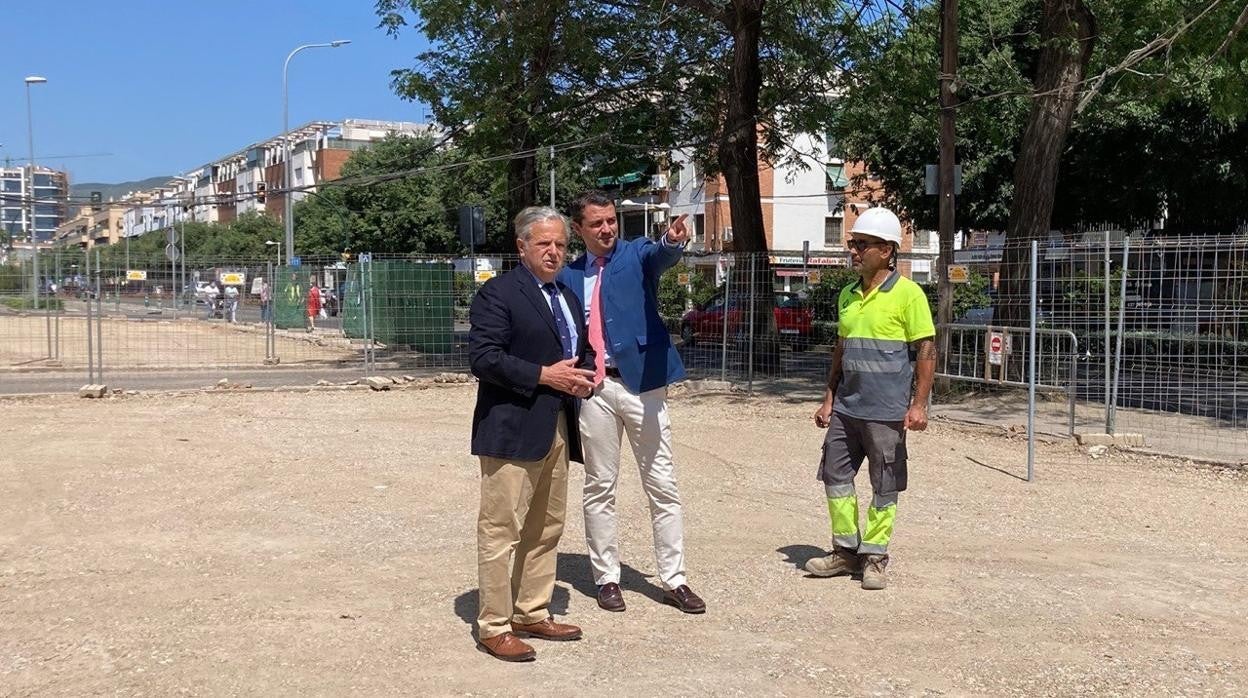 Fuentes y Bellido, este domingo, en el lugar que se habilitará el aparcamiento provisional