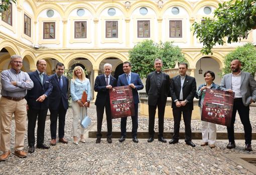 Foto de familia de los organizadores y colaboradores de esta gala lírica solidaria de Cáritas