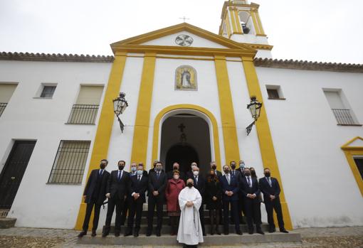 Fachada del Santuario de Santo Domingo de Scala Coeli, con asistentes a la Exaltación a San Álvaro de 2022