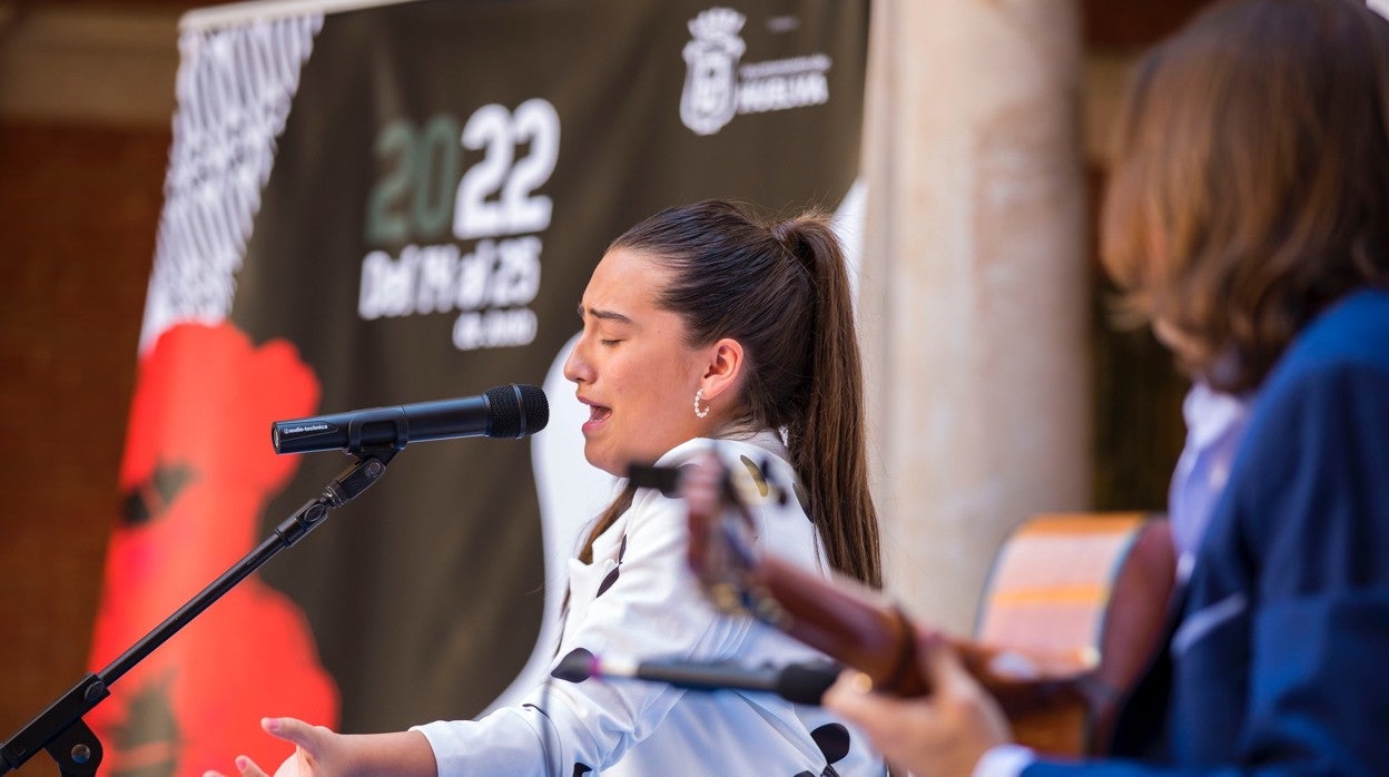 Consuelo Haldón canta en la presentación del VII Festival de Flamenco Ciudad de Huelva en el ayuntamiento