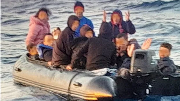Rescatados en Almería 14 adultos y tres menores en una patera a la deriva