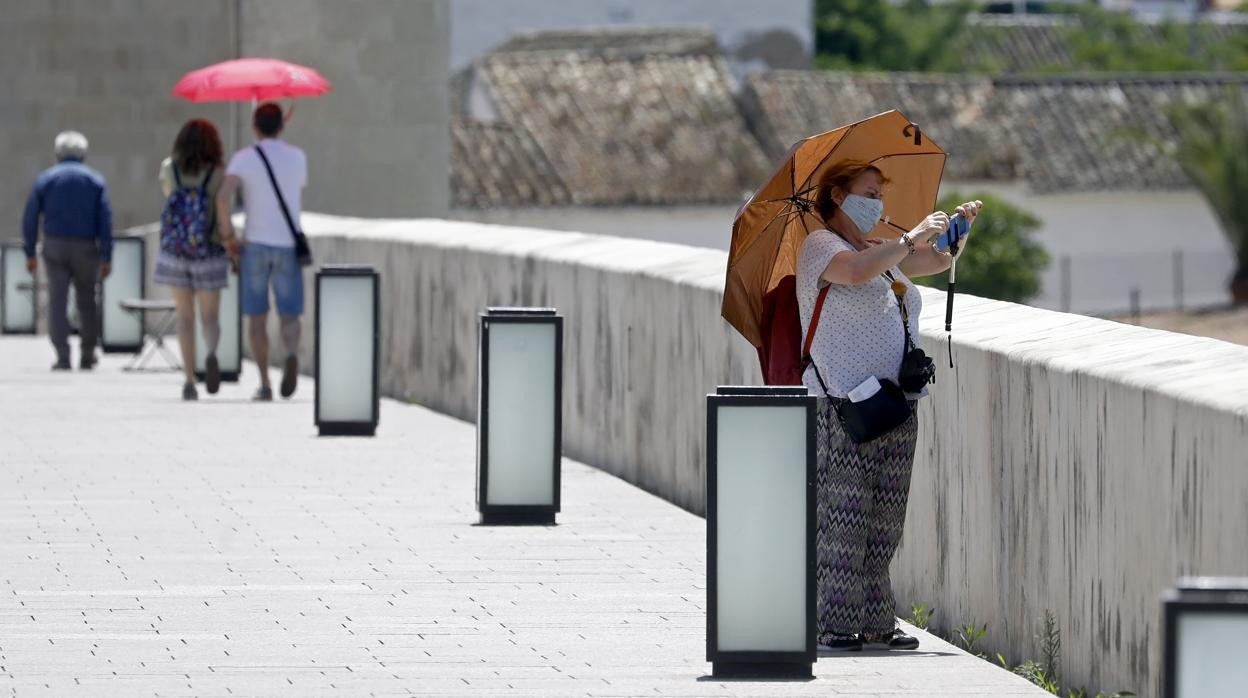 Personas paseando por el Puente Romano de Córdoba