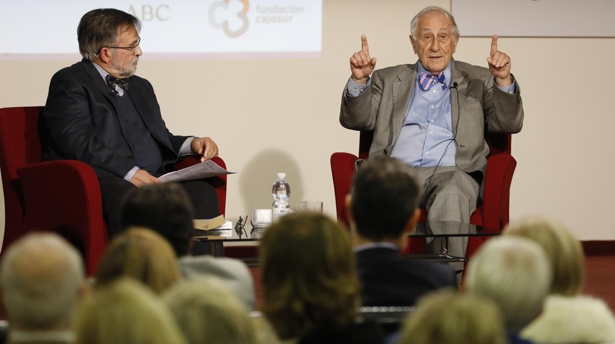 Inocencio Arias, durante su intervención en un foro cultural organizado por ABC Córdoba