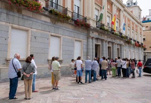 Los onubenses hacen cola ante el Ayuntamiento para despedir a Miguel Báez 'El Litri'