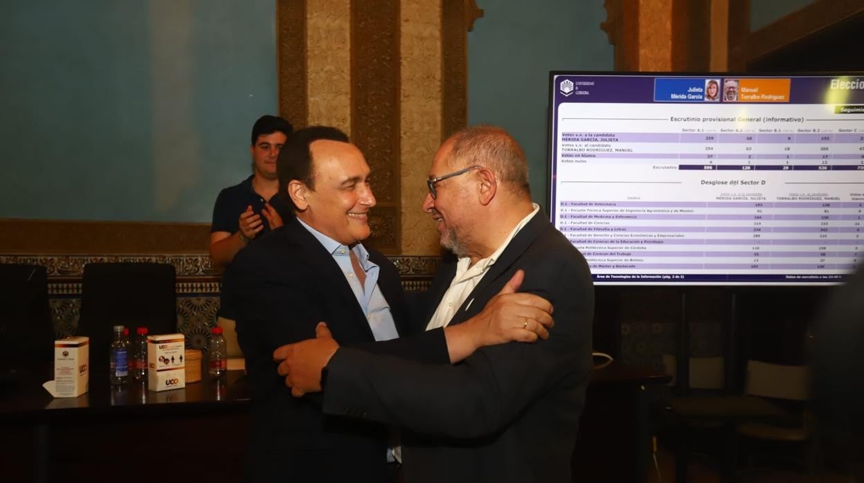 José Carlos Gómez Villamandos felicita a Manuel Torralbo en la noche electoral