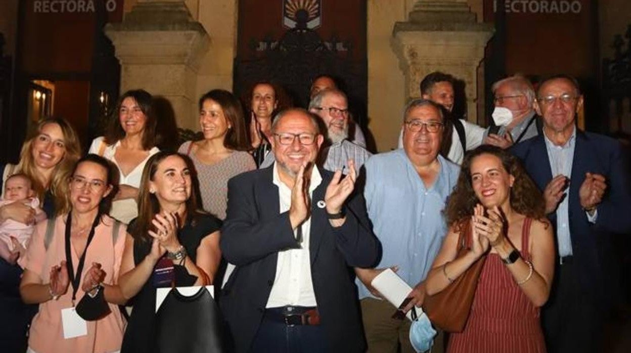 Torralbo con su equipo rectoral tras conocerse los resultados de las elecciones