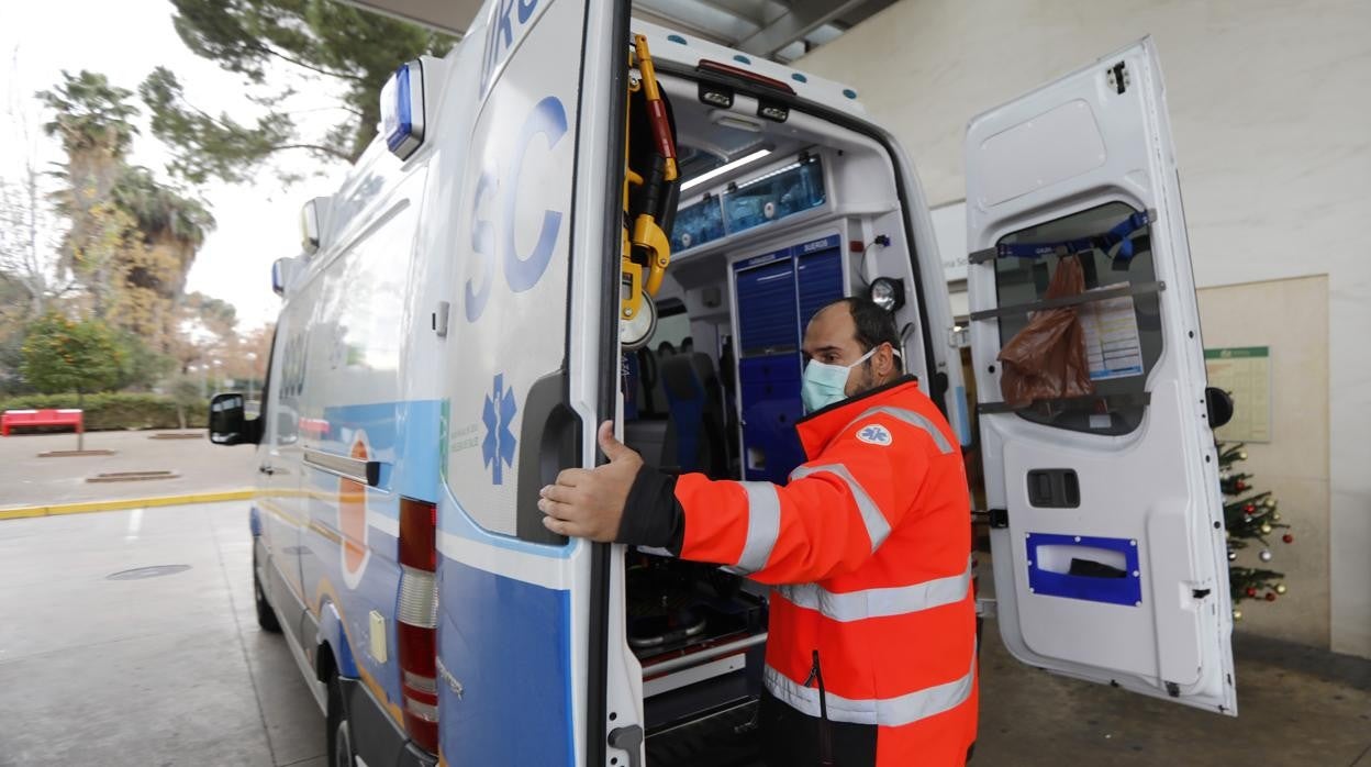 Un sanitario cierra las puertas de una ambulancia en las Urgencias del Reina Sofía