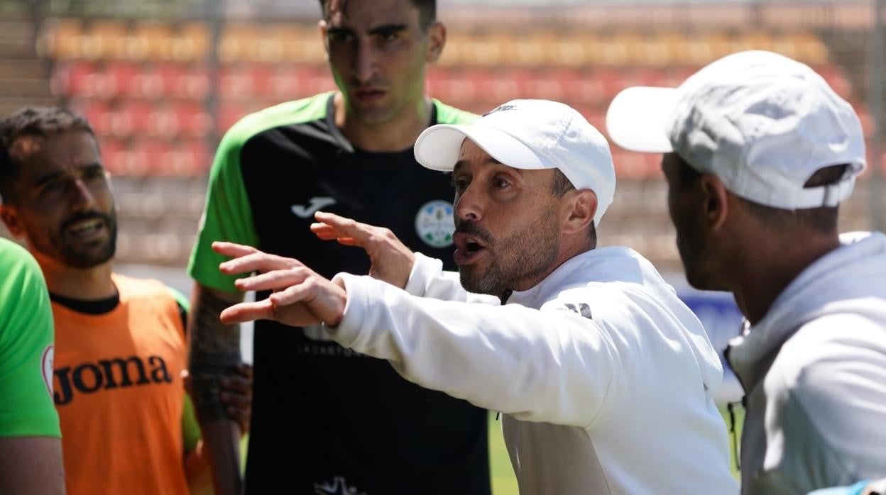 El entrenador del Ciudad de Lucena, Dimas Carrasco