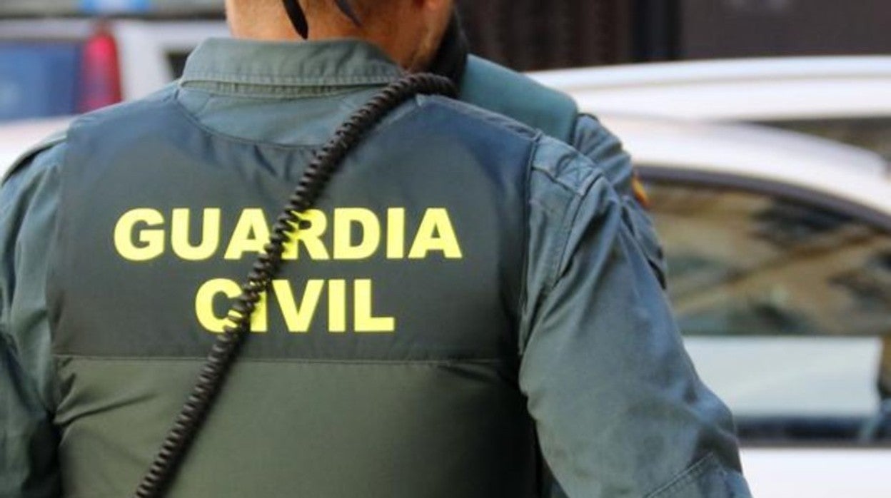 Un agente de la Guardia Civil