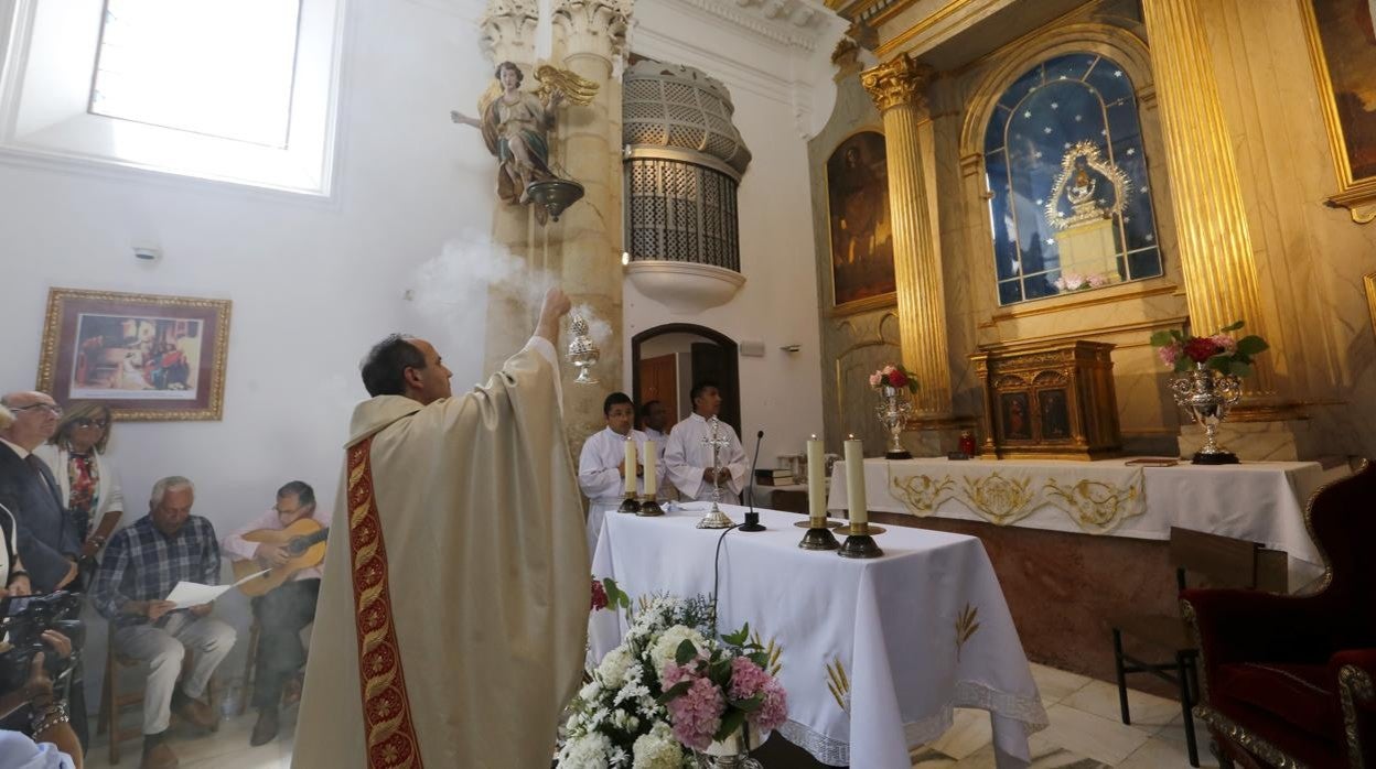 La Virgen de la Salud, a la derecha, durante la misa celebrada en la ermita en mayo de 2019