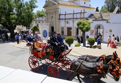 El estandarte de la Virgen, con la ermita al fondo, en 2019