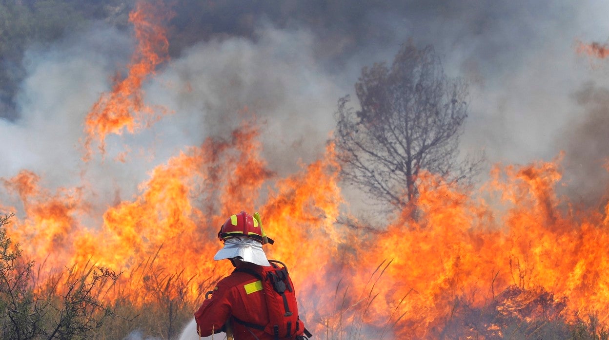 Un militar de la UME en las teras de extinción de un incendio