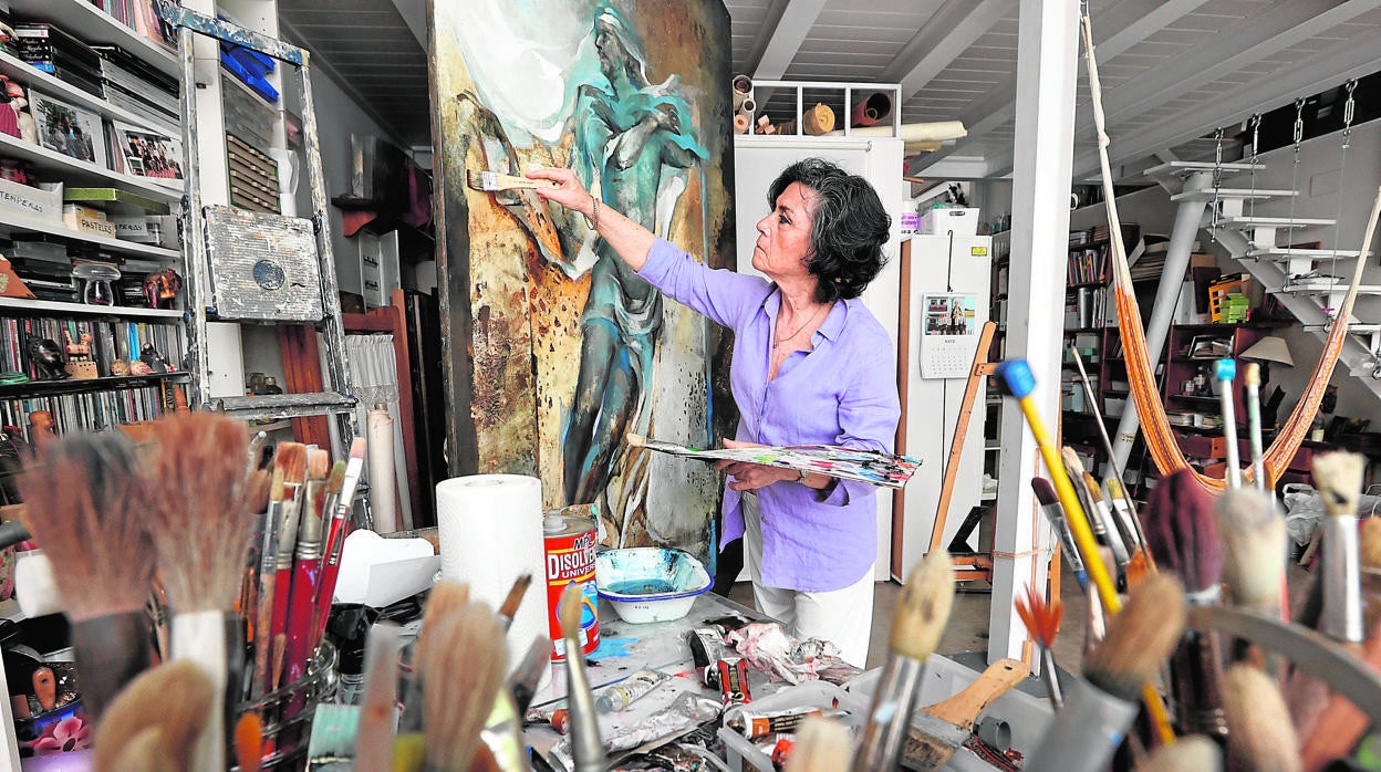 Julia Hidalgo en su estudio de pintura