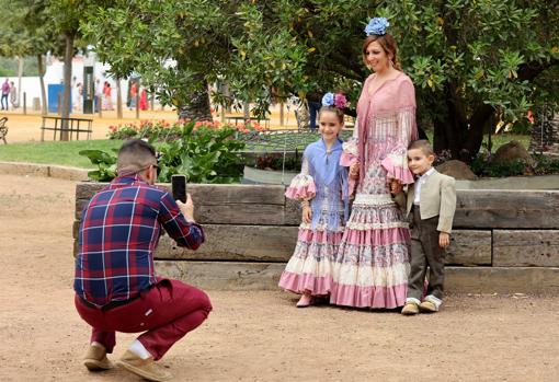 Una mujer con dos niños posa para una foto