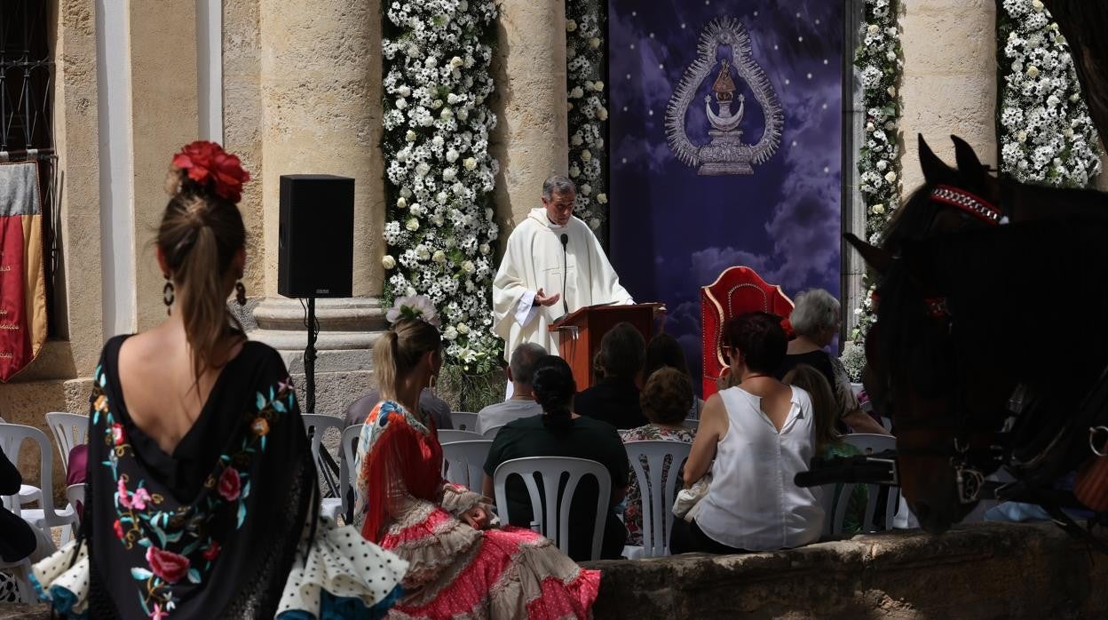 El padre Alonso Porras, durante el oficio religioso