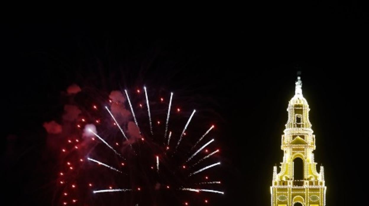 Portada de la Feria durante los fuegos artificiales