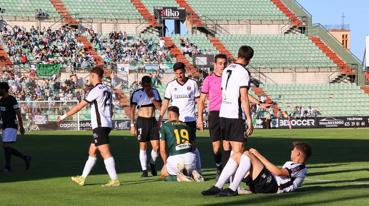 Los jugadores del Mérida, en una acción del partido ante el Córdoba CF