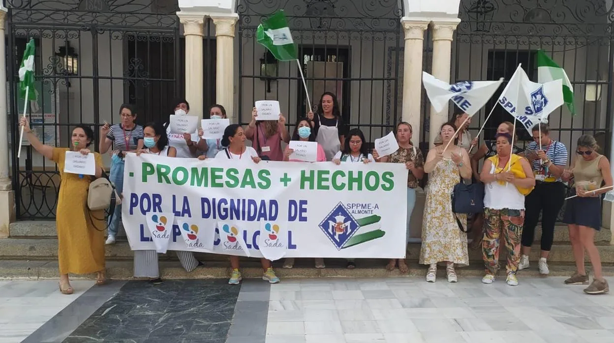 Las trabajadoras de SADA protestan a las puertas del ayuntamiento de Almonte