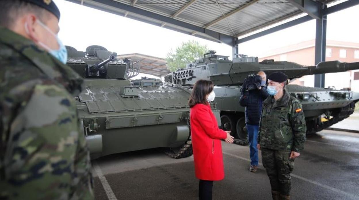 La ministra de Defensa en su última visita a Cerro Muriano el 22 de abril; tras ella aparecen un Pizarro y un Leopard