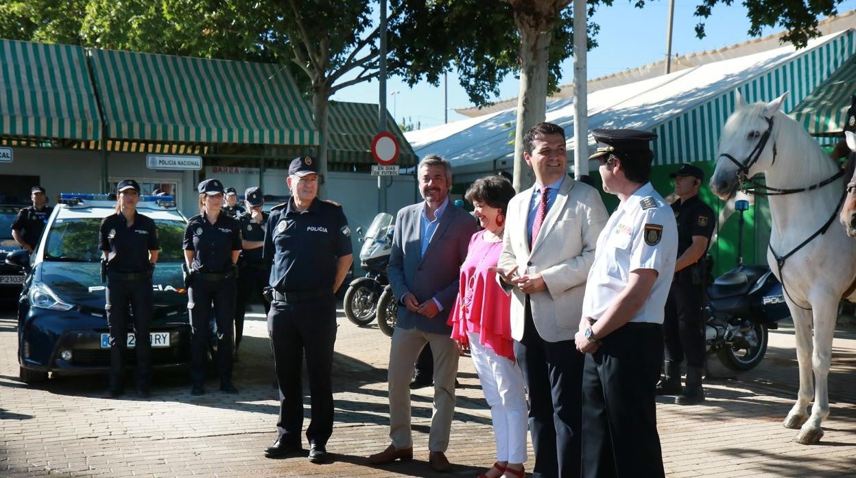 El alcalde y la subdelegada del Gobierno junto a responsables policiales, este martes en la Feria