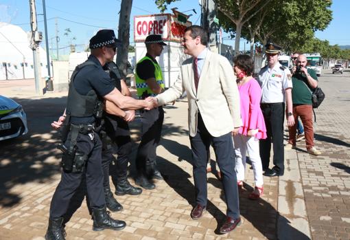 El alcalde y la subdelegada del Gobierno, hoy durante su visita a la Oficina de Policía en la Feria