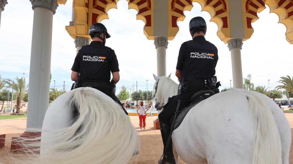 Agentes de la Policía Nacional, patrullando durante la presente edición de la Feria de Córdoba