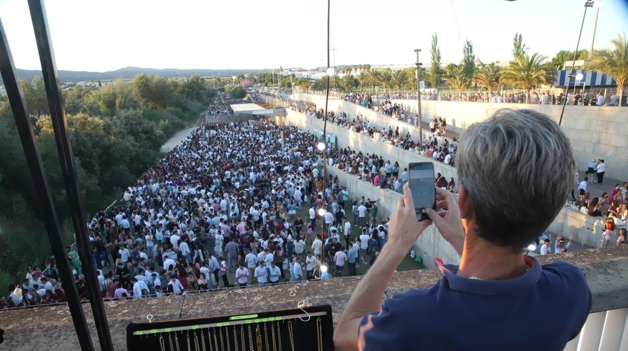 Un hombre fotografía con el móvil a los jóvenes de botellón