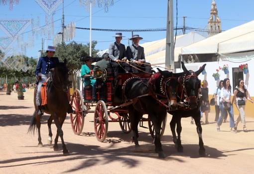 Un coche de caballos en el recinto ferial